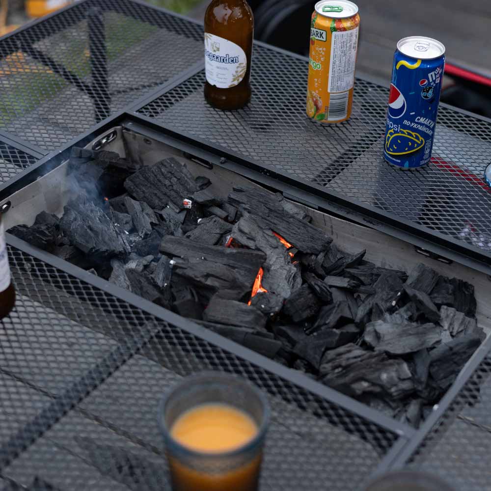AroundFire中央トレイの炭火と網テーブルのドリンク