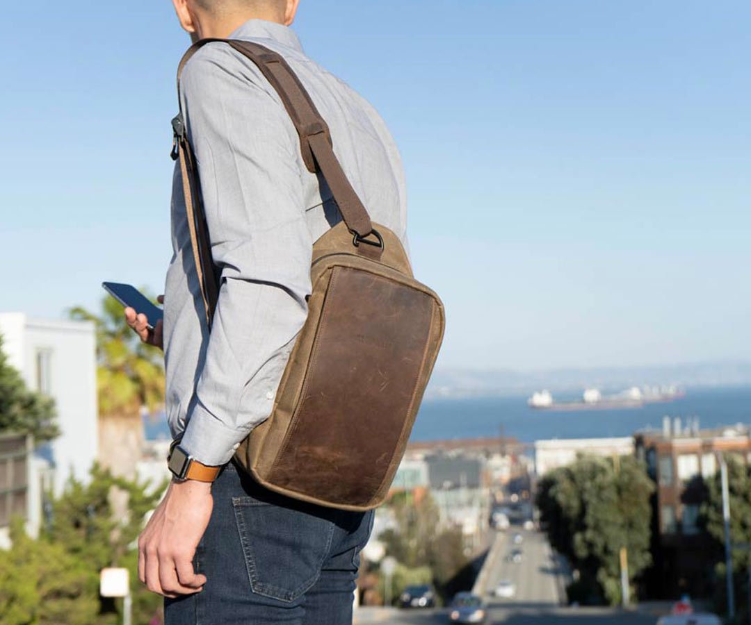 WaterField Designの革×ワックスドキャンバスのスリングを背負う